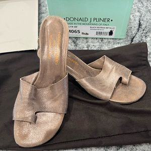 Donald Pliner Salya distressed gold sandal. Size 6.5